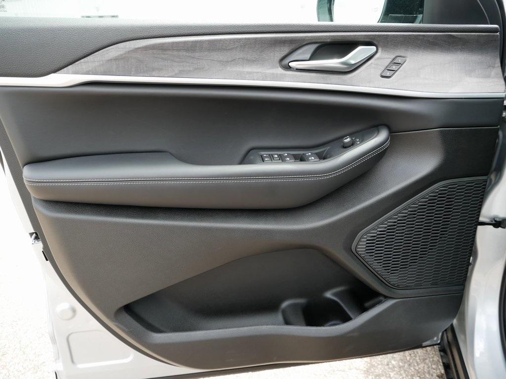 new 2025 Jeep Grand Cherokee L car, priced at $43,911