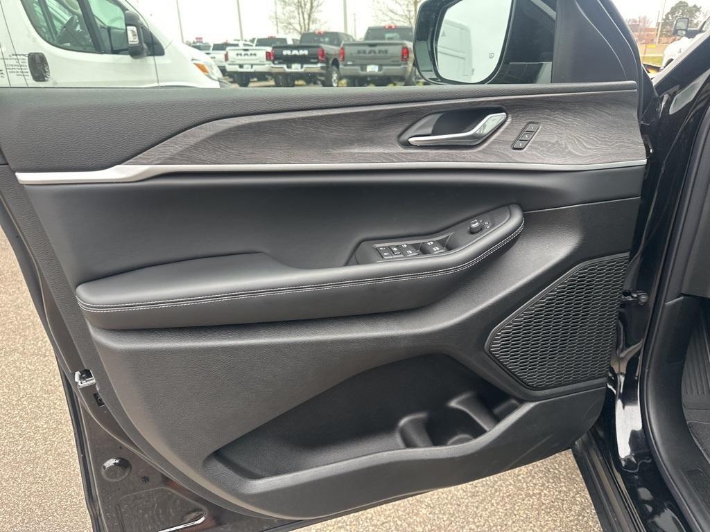 new 2025 Jeep Grand Cherokee car, priced at $44,654