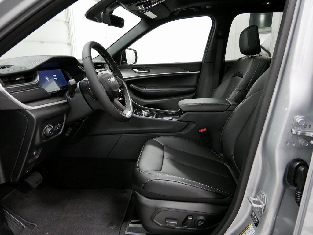 new 2025 Jeep Grand Cherokee car, priced at $42,654