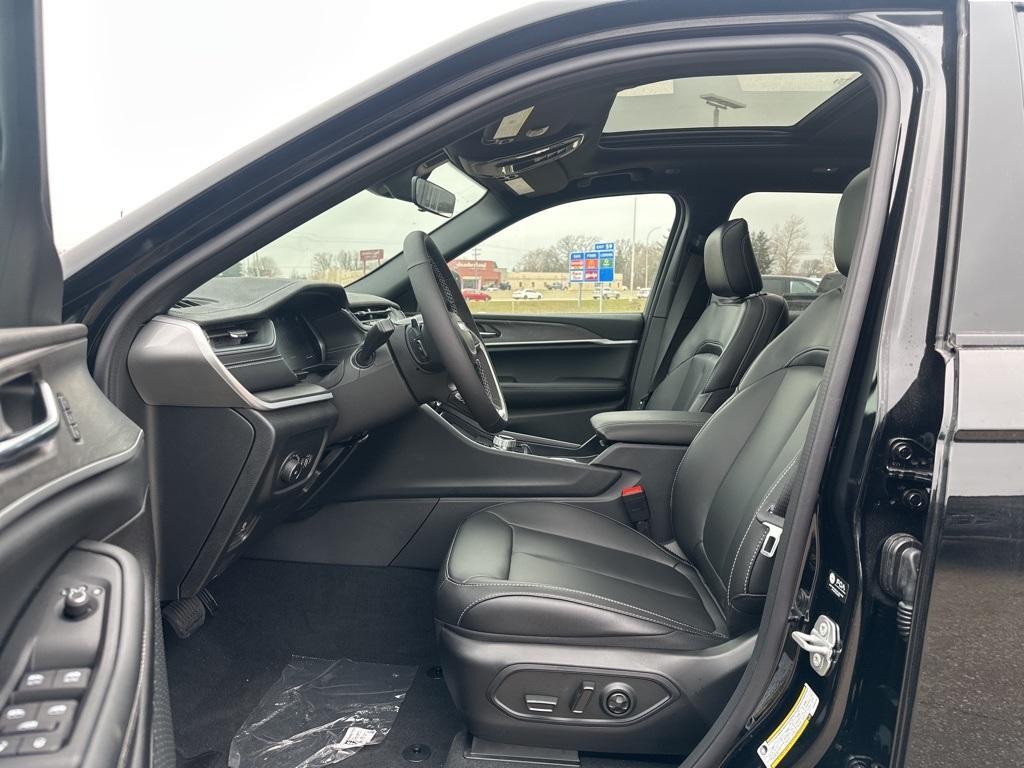 new 2025 Jeep Grand Cherokee car, priced at $44,654