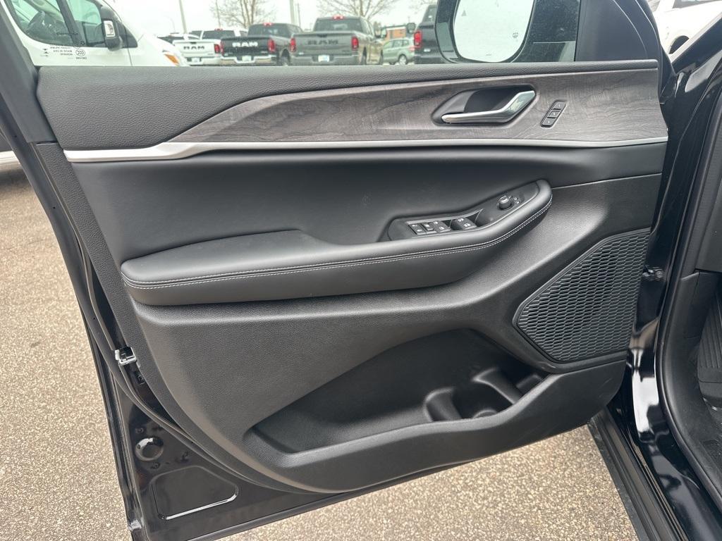 new 2025 Jeep Grand Cherokee car, priced at $44,654