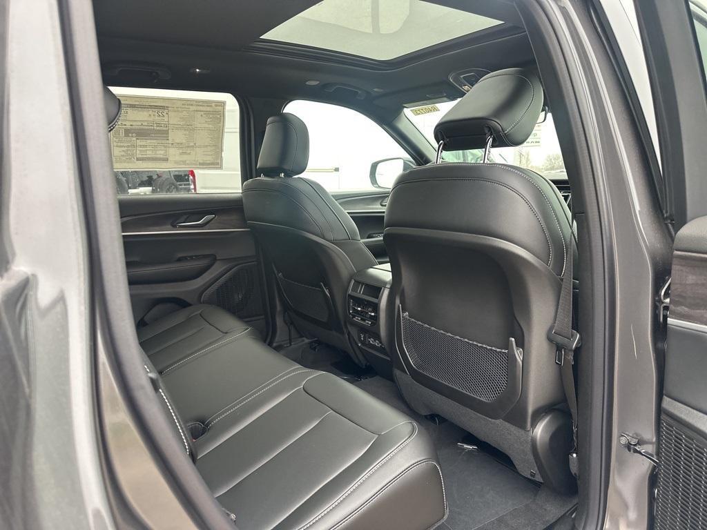 new 2025 Jeep Grand Cherokee car, priced at $44,654