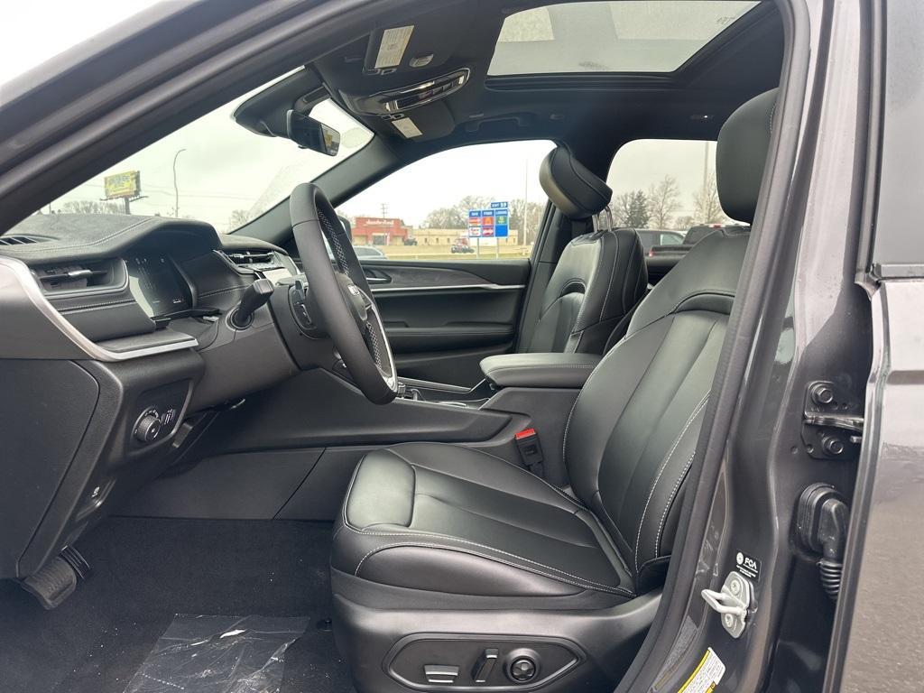 new 2025 Jeep Grand Cherokee car, priced at $44,654