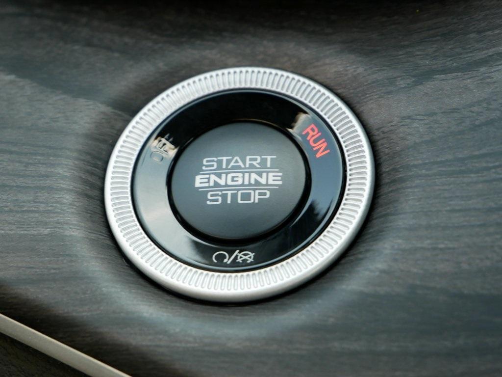 new 2025 Jeep Grand Cherokee car, priced at $39,990