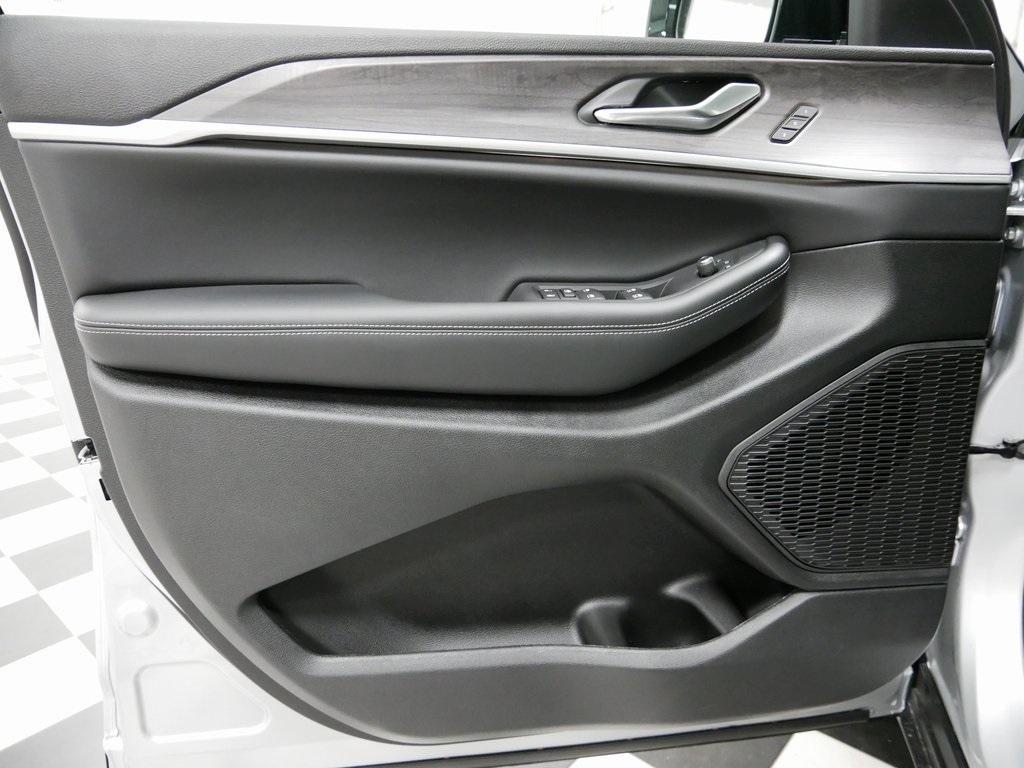 new 2025 Jeep Grand Cherokee car, priced at $42,654