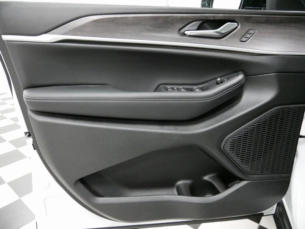 new 2025 Jeep Grand Cherokee car, priced at $44,134