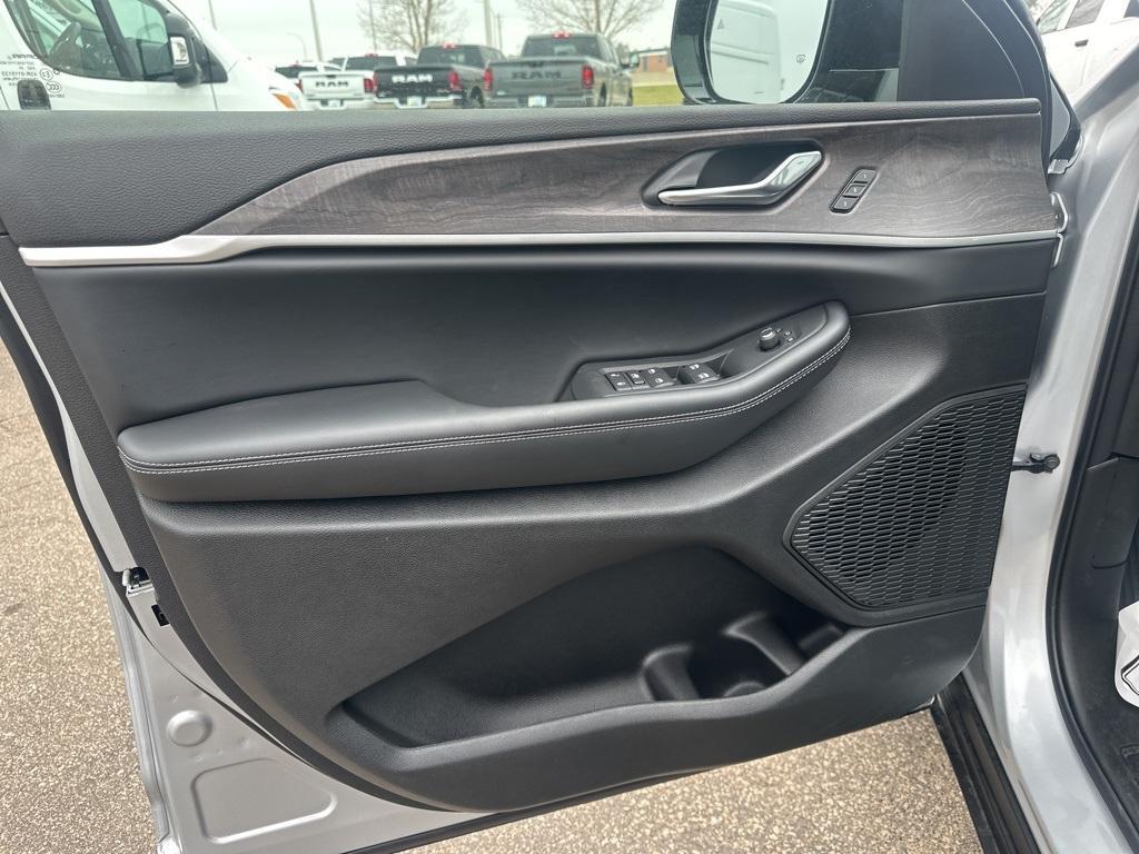 new 2025 Jeep Grand Cherokee car, priced at $44,654