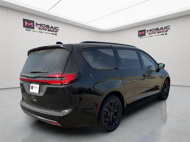 new 2024 Chrysler Pacifica car, priced at $37,760