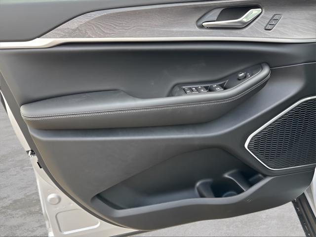 new 2025 Jeep Grand Cherokee car, priced at $50,652