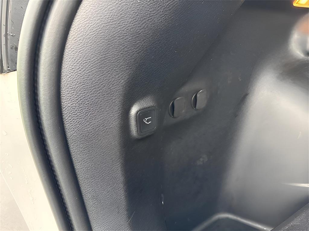 used 2021 Jeep Cherokee car, priced at $22,490