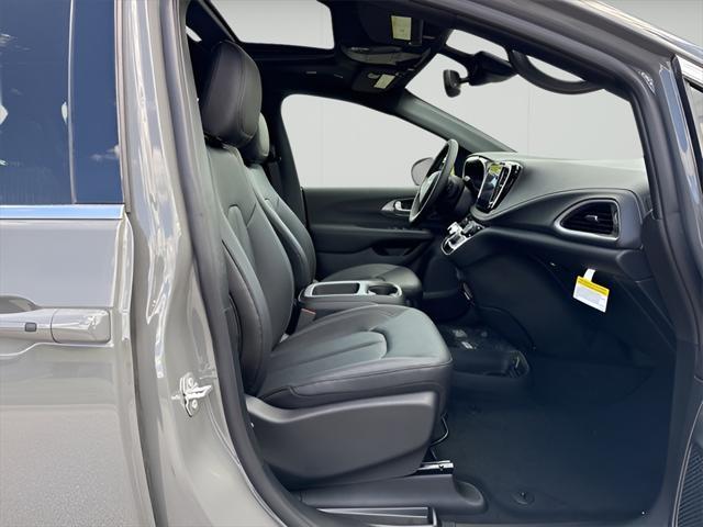 new 2025 Chrysler Pacifica car, priced at $43,842