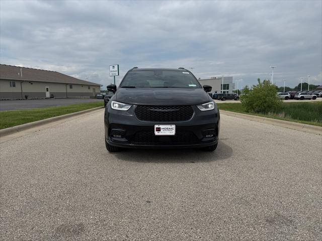 new 2025 Chrysler Pacifica car, priced at $52,473