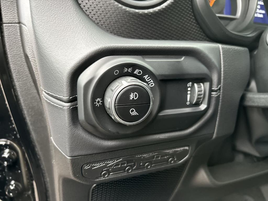 new 2025 Jeep Gladiator car, priced at $45,990