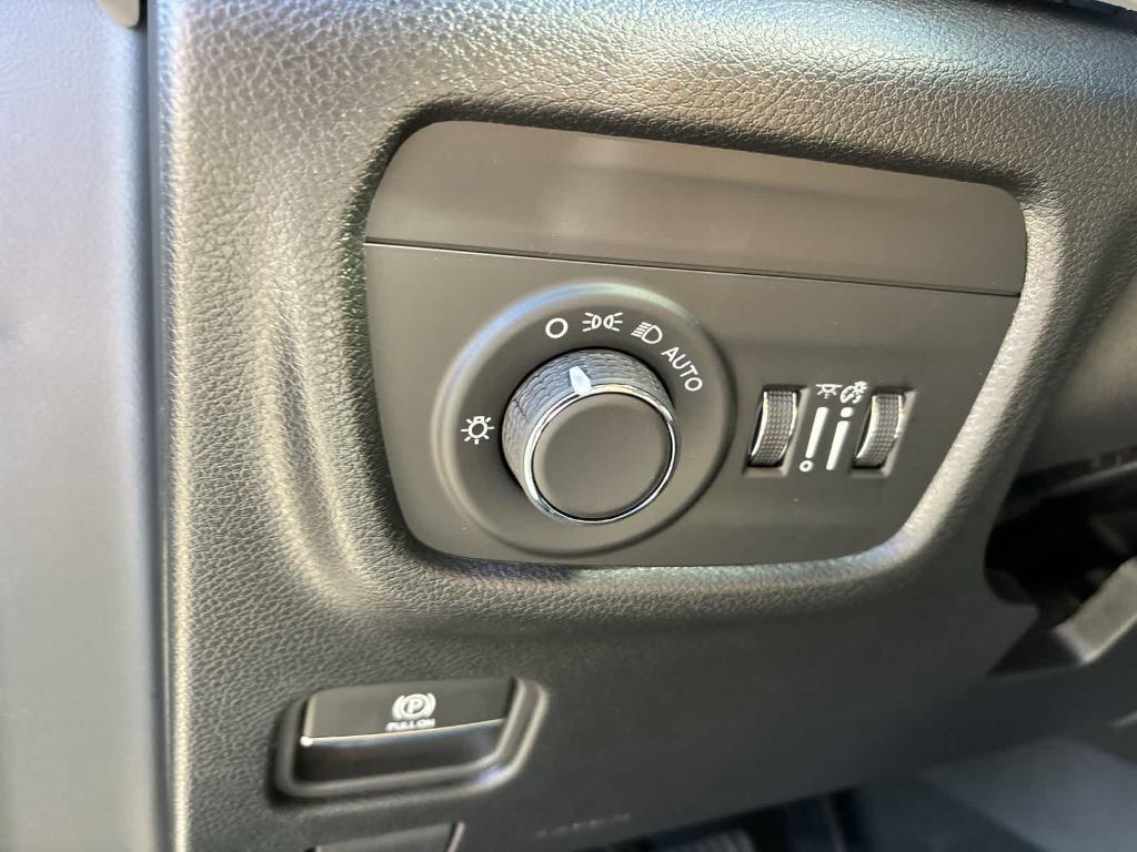 new 2025 Jeep Grand Cherokee car, priced at $40,990