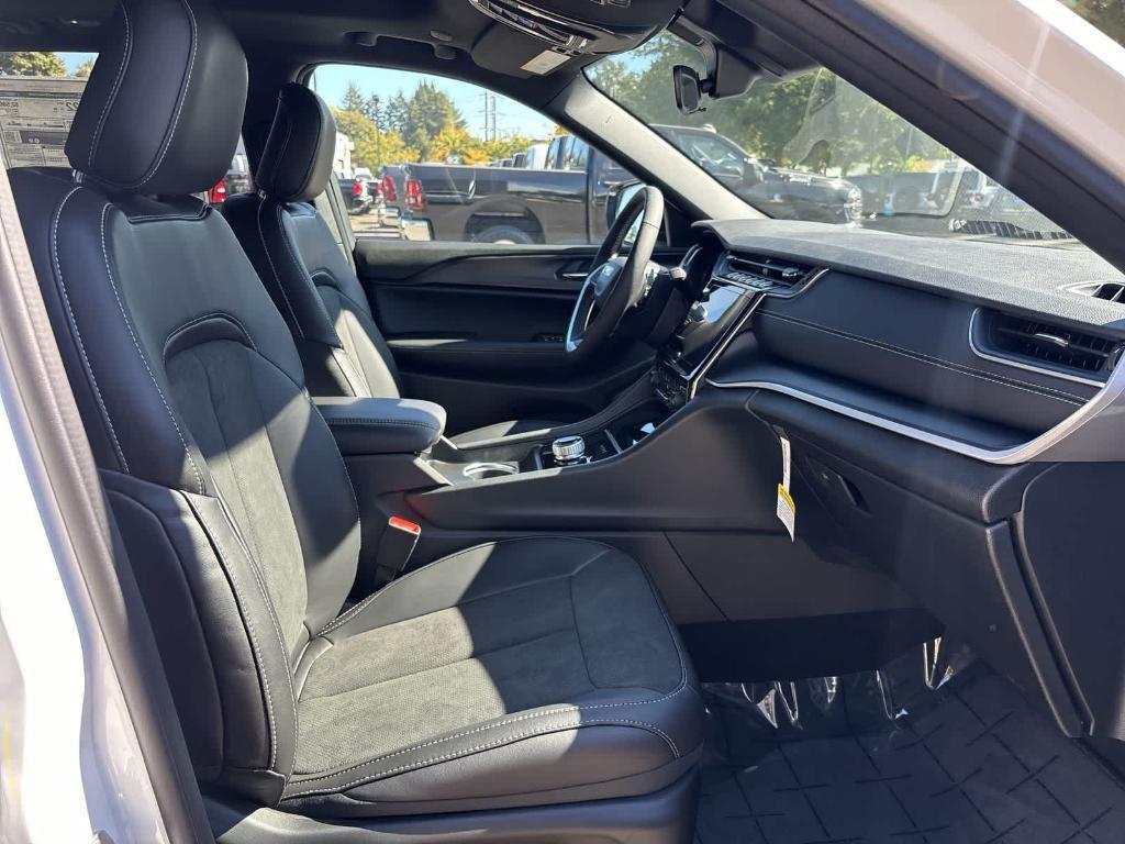 new 2025 Jeep Grand Cherokee car, priced at $40,990