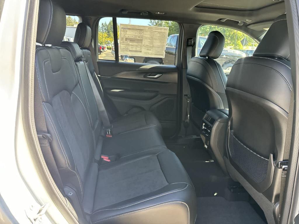 new 2025 Jeep Grand Cherokee car, priced at $40,990