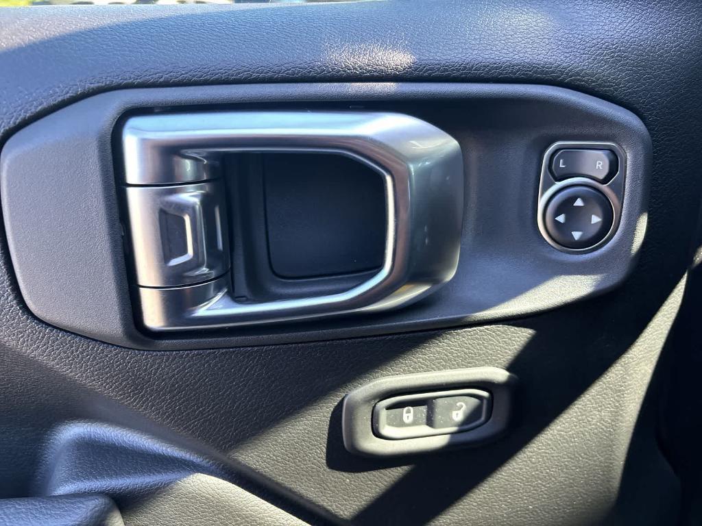 new 2025 Jeep Gladiator car, priced at $50,185