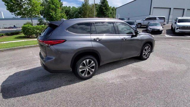 used 2021 Toyota Highlander car, priced at $28,037