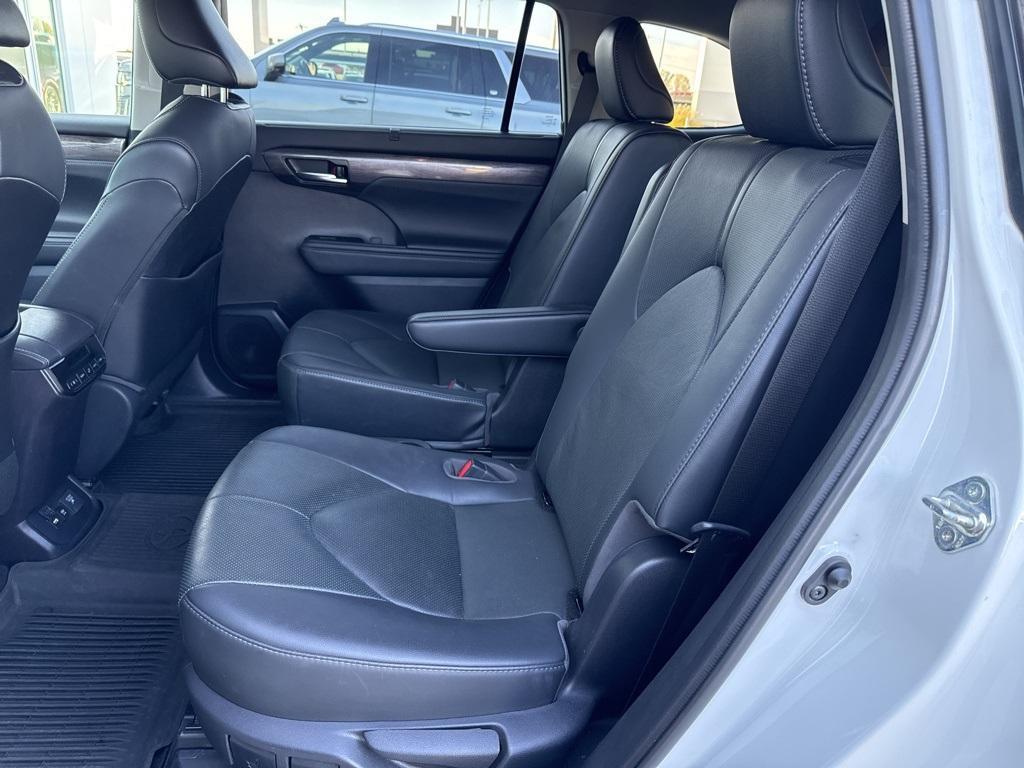 used 2021 Toyota Highlander Hybrid car, priced at $29,285