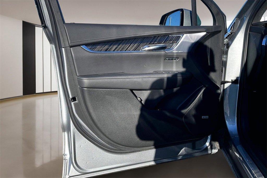 used 2025 Cadillac XT6 car, priced at $44,000
