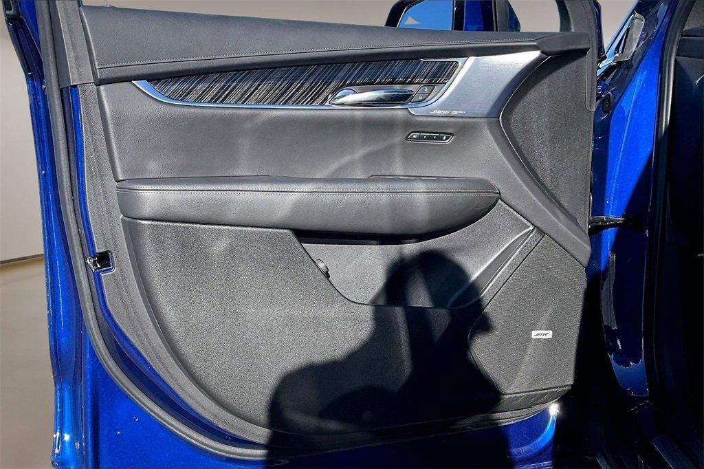 used 2025 Cadillac XT6 car, priced at $44,000