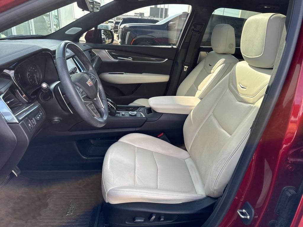 used 2023 Cadillac XT5 car, priced at $41,988