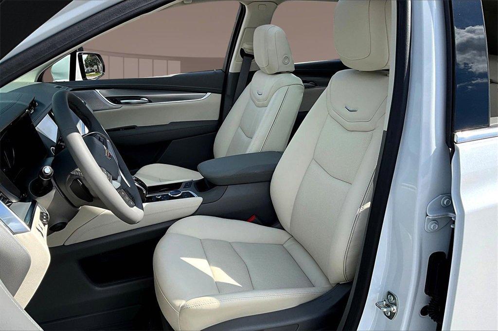 new 2025 Cadillac XT5 car, priced at $58,015