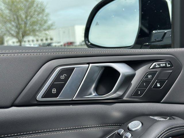 new 2025 BMW X7 car, priced at $98,025