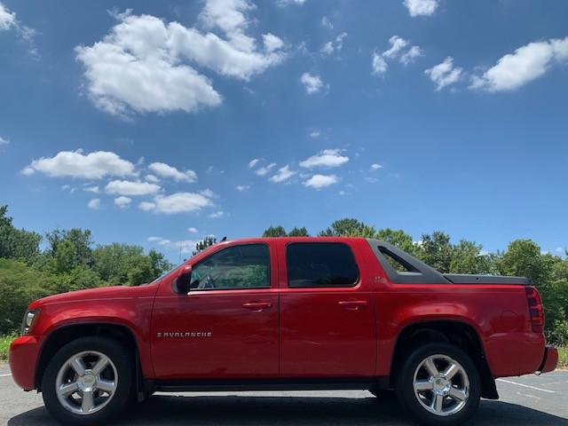 used 2009 Chevrolet Avalanche car, priced at $10,250