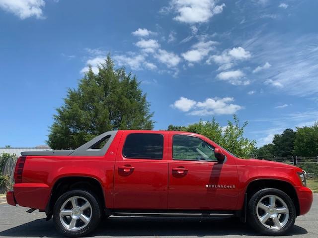 used 2009 Chevrolet Avalanche car, priced at $10,250