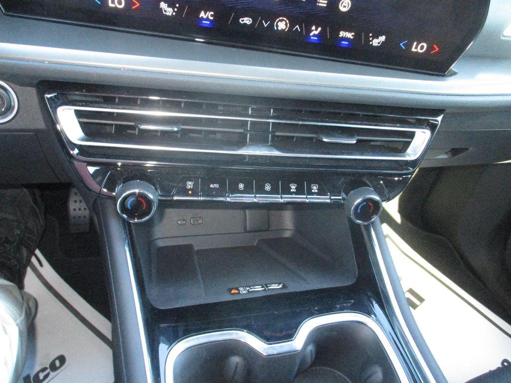 used 2025 Chevrolet Traverse car, priced at $35,999