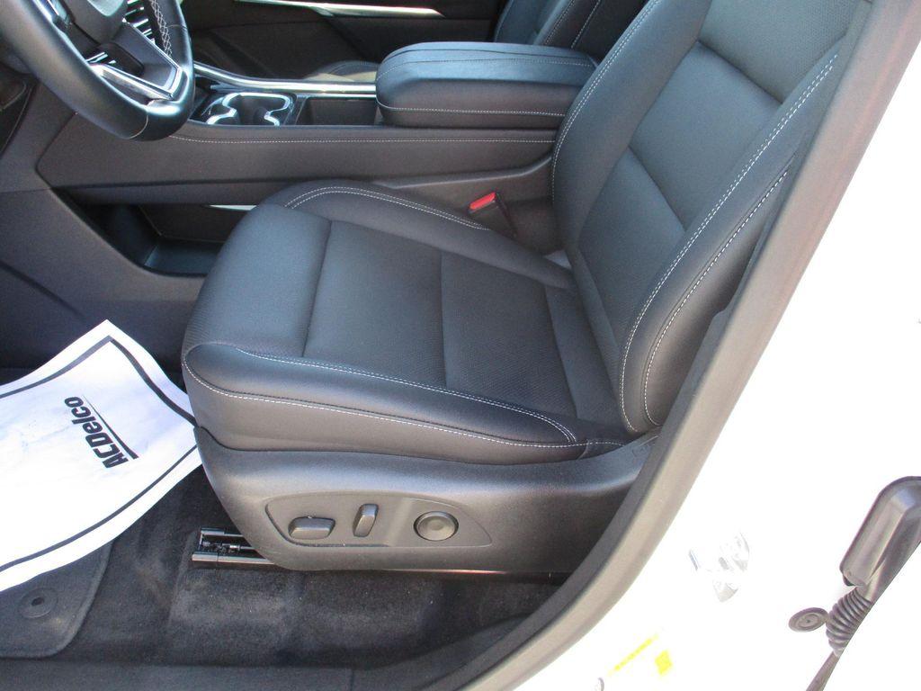 used 2025 Chevrolet Traverse car, priced at $35,999