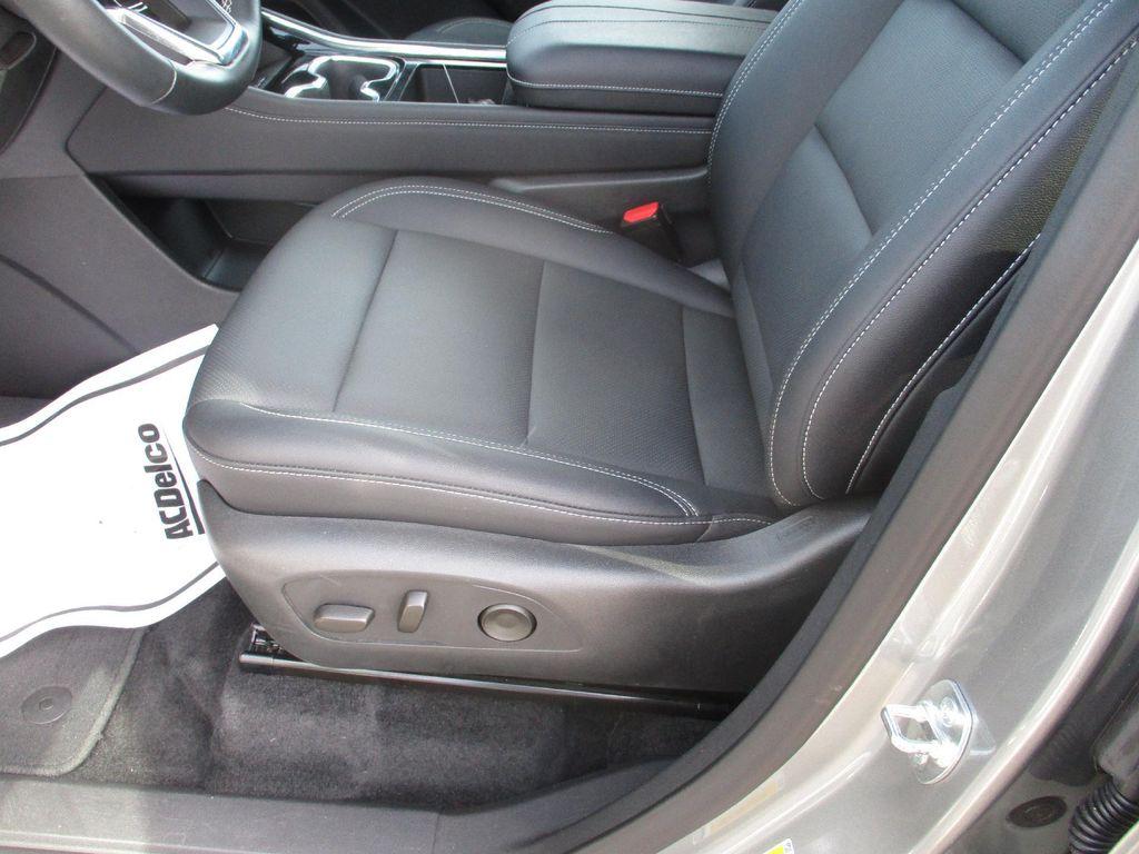 used 2025 Chevrolet Traverse car, priced at $36,999