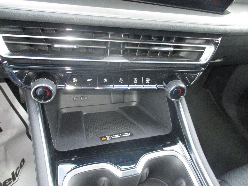 used 2025 Chevrolet Traverse car, priced at $36,999