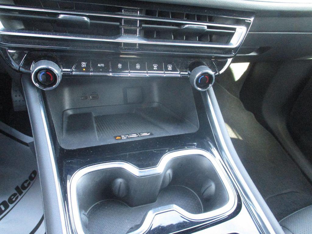 used 2025 Chevrolet Traverse car, priced at $36,999