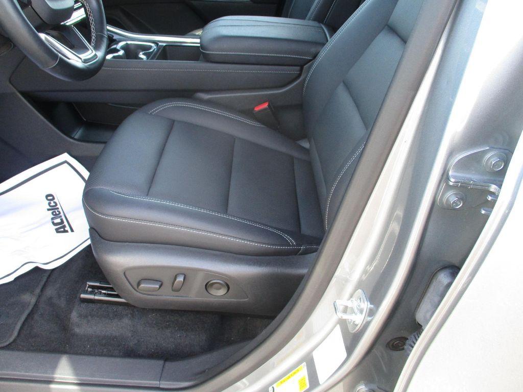 used 2025 Chevrolet Traverse car, priced at $36,999