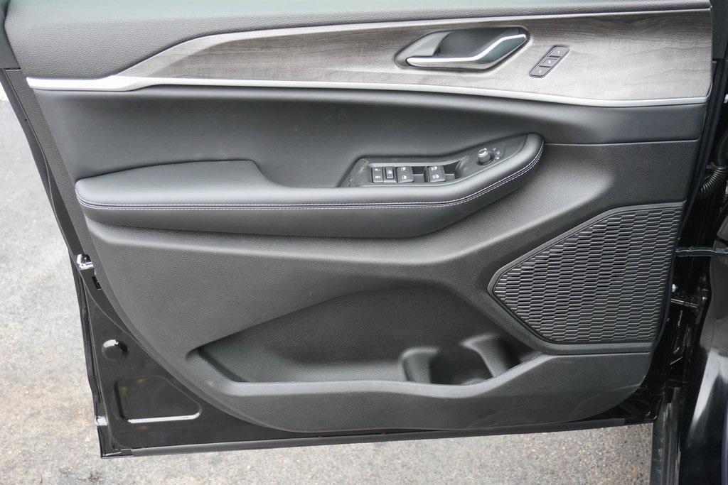 new 2025 Jeep Grand Cherokee car, priced at $46,181