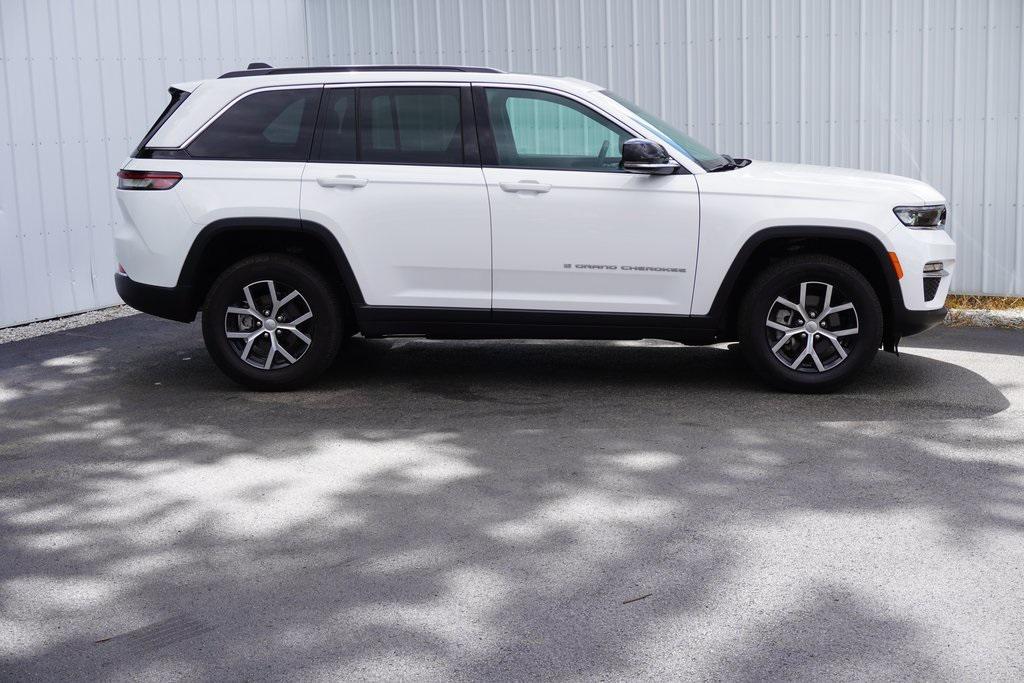 new 2025 Jeep Grand Cherokee car, priced at $41,098