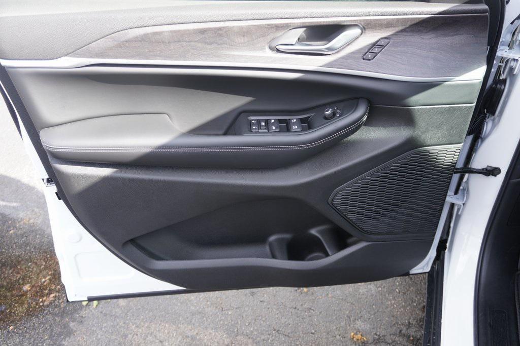 new 2025 Jeep Grand Cherokee car, priced at $42,922