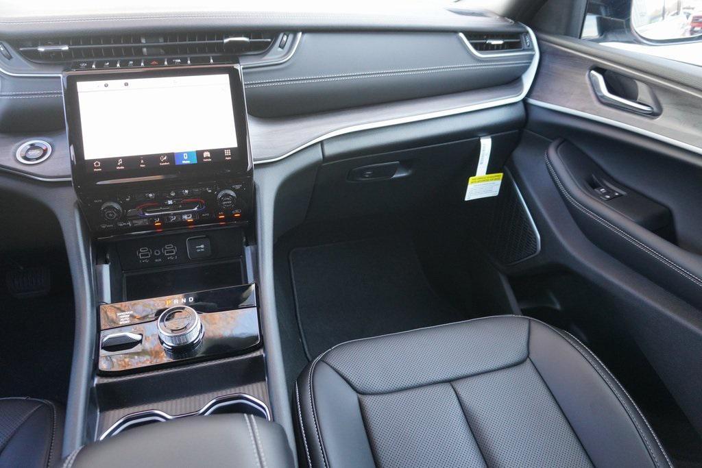 new 2025 Jeep Grand Cherokee car, priced at $45,876