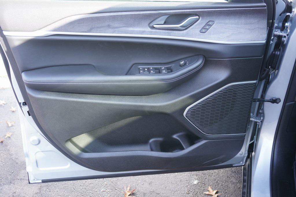 new 2025 Jeep Grand Cherokee car, priced at $45,876