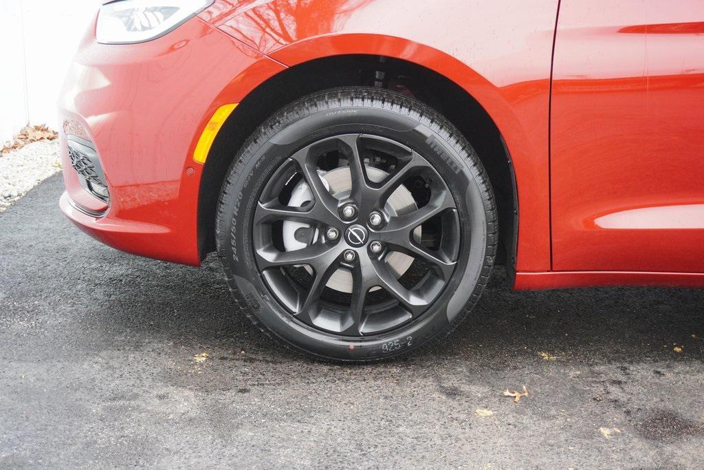 new 2026 Chrysler Pacifica car, priced at $46,967