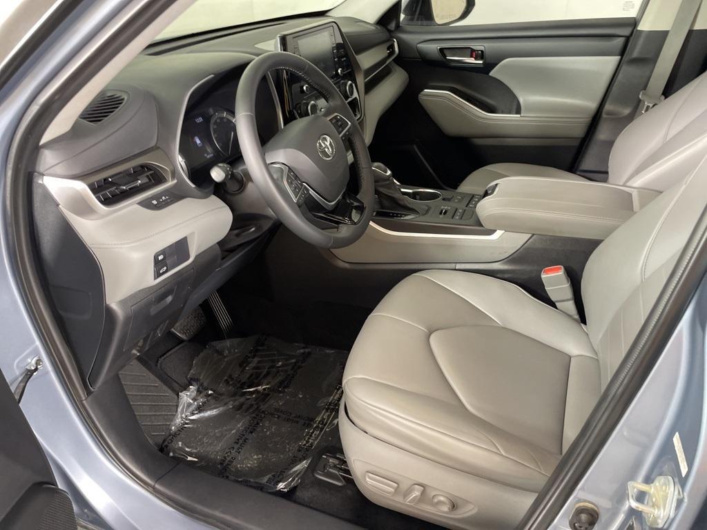 used 2021 Toyota Highlander car, priced at $29,500