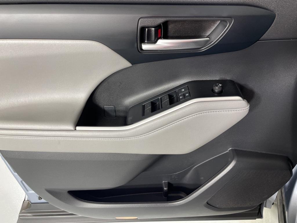 used 2021 Toyota Highlander car, priced at $29,500