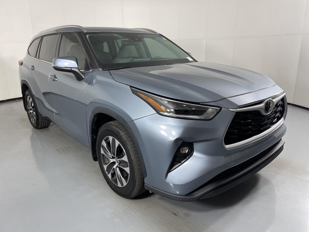 used 2021 Toyota Highlander car, priced at $29,500