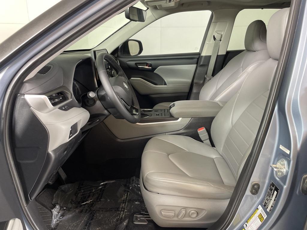 used 2021 Toyota Highlander car, priced at $29,500