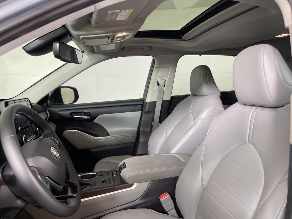 used 2021 Toyota Highlander car, priced at $29,500
