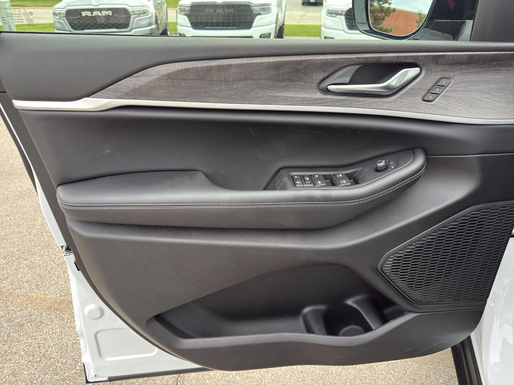 new 2025 Jeep Grand Cherokee L car, priced at $49,384