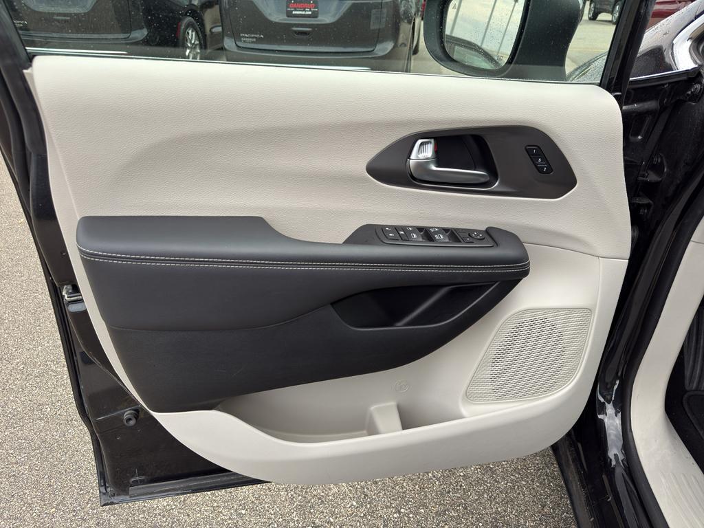 used 2023 Chrysler Pacifica car, priced at $27,995