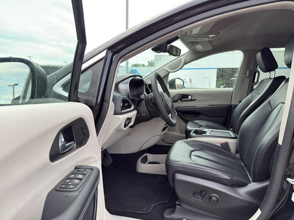 used 2023 Chrysler Pacifica car, priced at $27,995